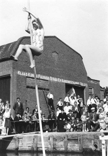 Sprong van Aukje Spijkstra bij het Fries kampioenschap fierljeppen / polstokspringen in Winsum. Zij was eerste kampioen bij de dames.